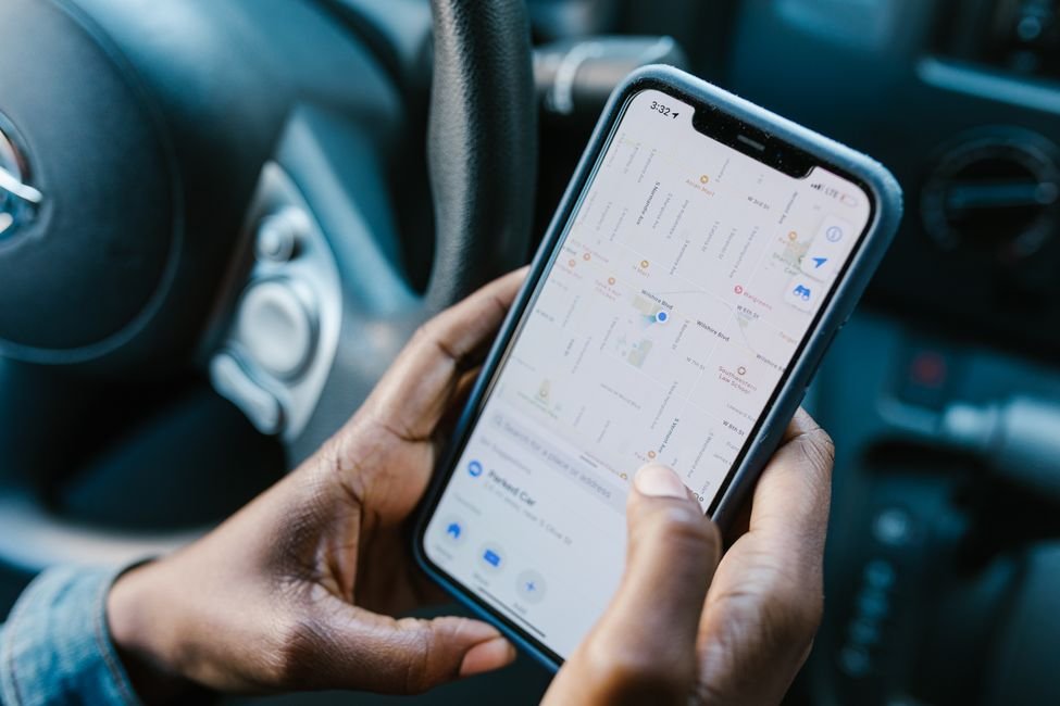 Rideshare driver using a smartphone navigation app
